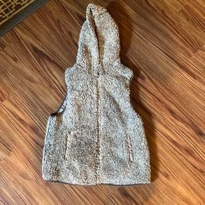 Reversible vest with pockets